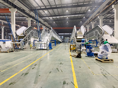 The public transportation escalator has a lifting height of 18m to complete the commissioning work.